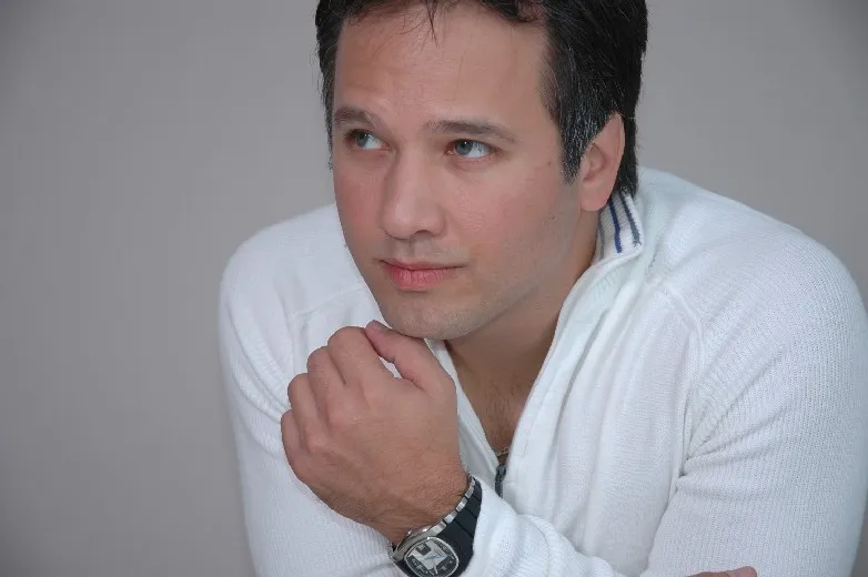 Voice Over Humberto Rossenfeld